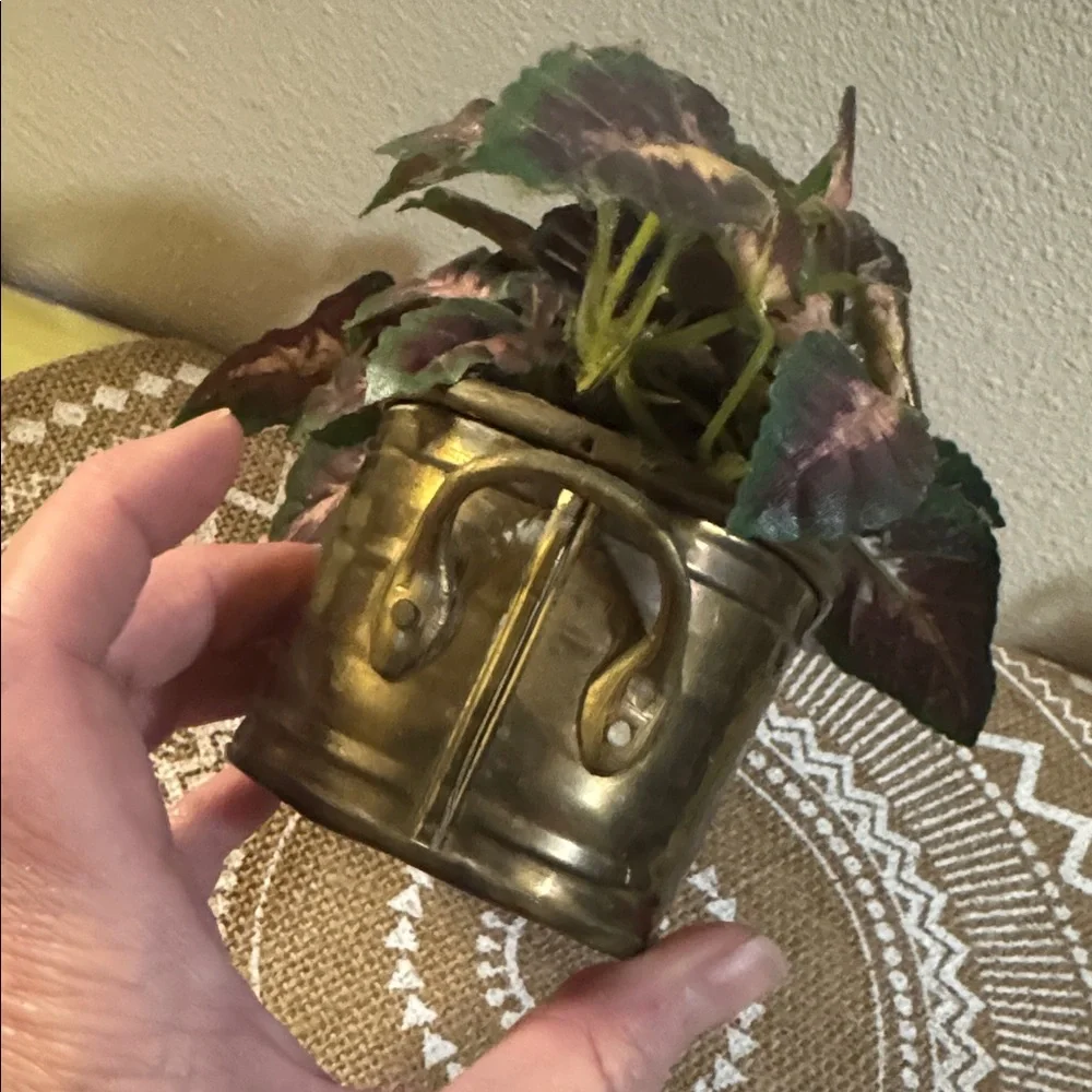 VTG Brass (India) planter with foliage & Brass vase (Italy) broken handle set